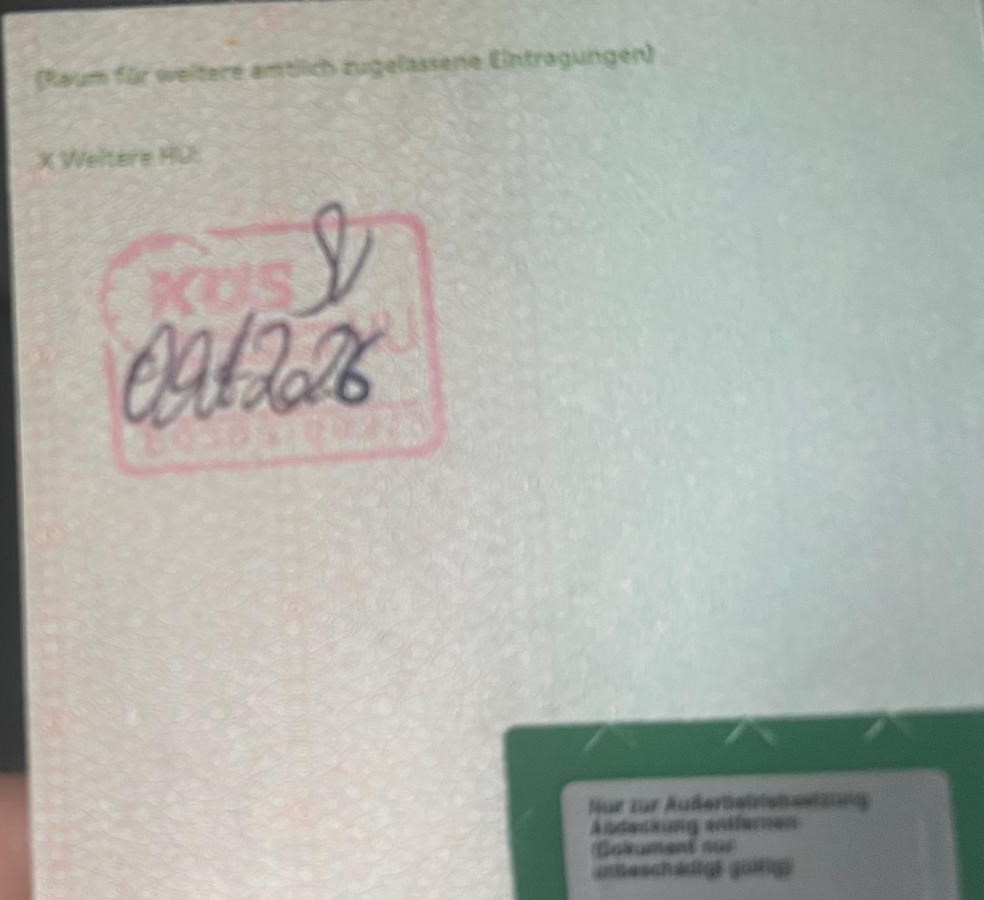 Fahrzeugschein mit manipuliertem TÜV-Stempel